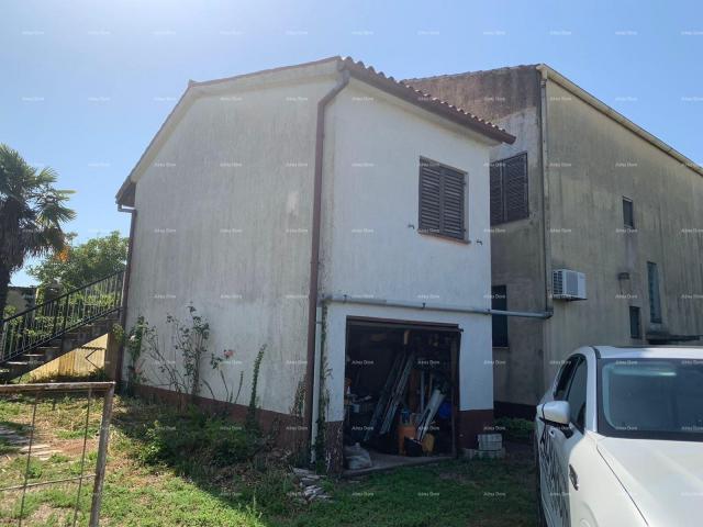 Haus Zum Verkauf steht ein freistehendes Haus zur Renovierung im Zentrum von Rovinj