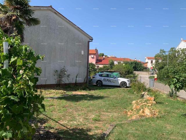 Haus Zum Verkauf steht ein freistehendes Haus zur Renovierung im Zentrum von Rovinj