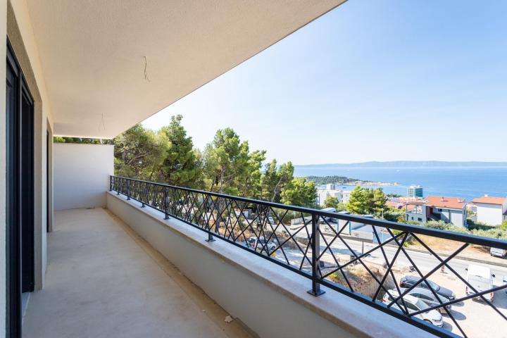 Makarska, moderan trosoban stan s prostranom terasom NKP 89, 20 m2