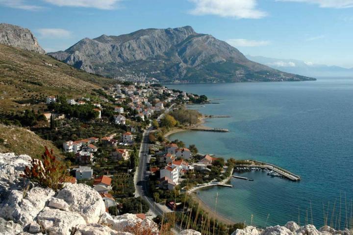 Omiš, Mali rat, građevinsko zemljište s pogledom, površine 2025 m2