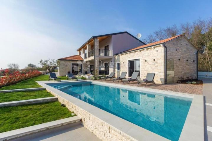 ELEGANTNA VILLA SA BAZENOM I WELLNESSOM, OKOLICA POREČA