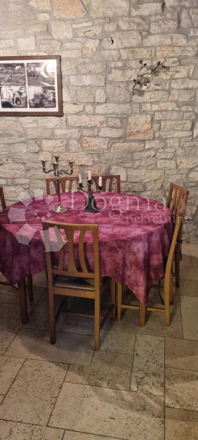 UHODANI POSAO VILA SA RESTORANOM 2 KM OD MORA