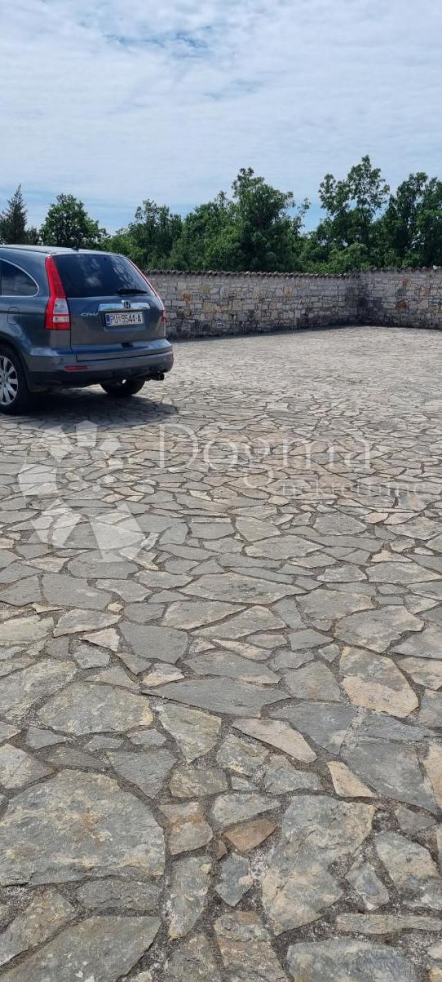 UHODANI POSAO VILA SA RESTORANOM 2 KM OD MORA