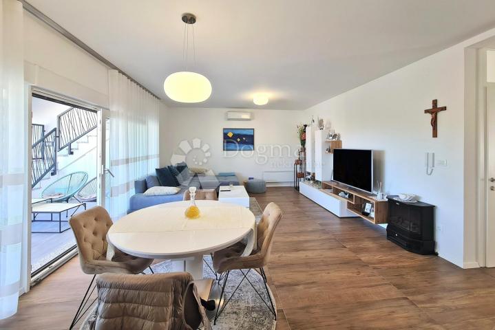 CRIKVENICA , PENTHOUSE 3S+DB, VELIKA GARAŽA