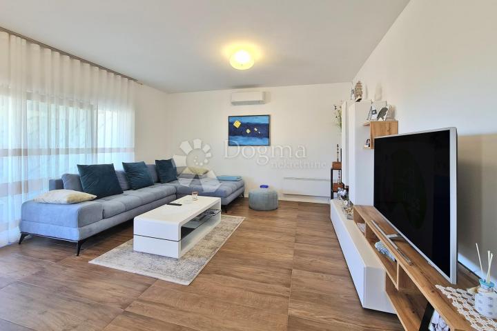 CRIKVENICA , PENTHOUSE 3S+DB, VELIKA GARAŽA