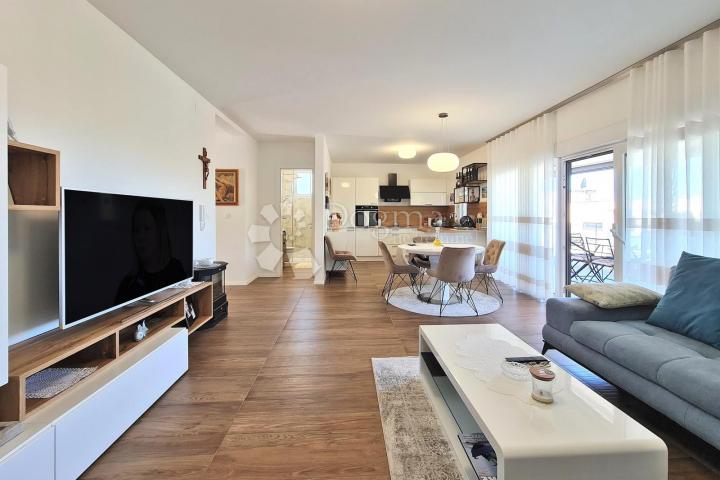 CRIKVENICA , PENTHOUSE 3S+DB, VELIKA GARAŽA