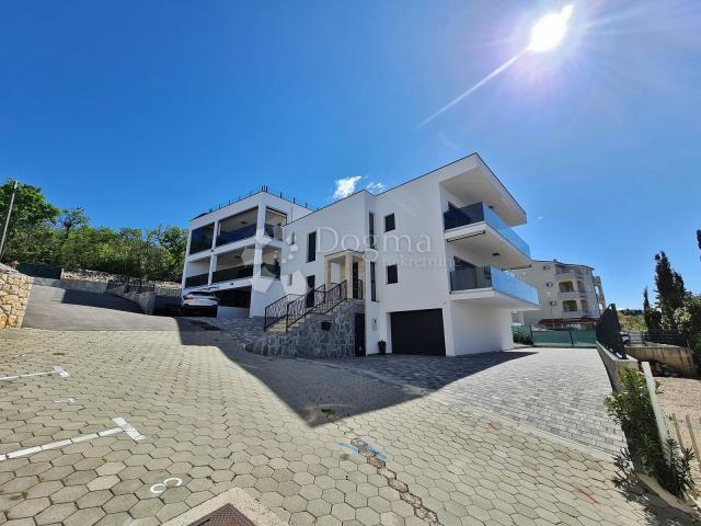 CRIKVENICA , PENTHOUSE 3S+DB, VELIKA GARAŽA