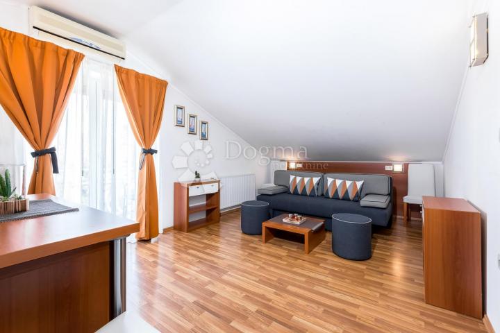 Luksuzna  apartmanska vila  s 4. 500 m2  zemljišta