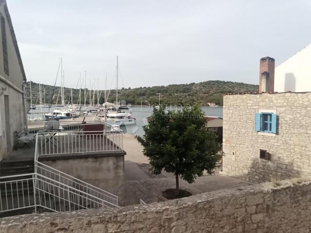 ŠIBENIK OTOK KAPRIJE - KAMENA VILA NA SAMOJ OBALI