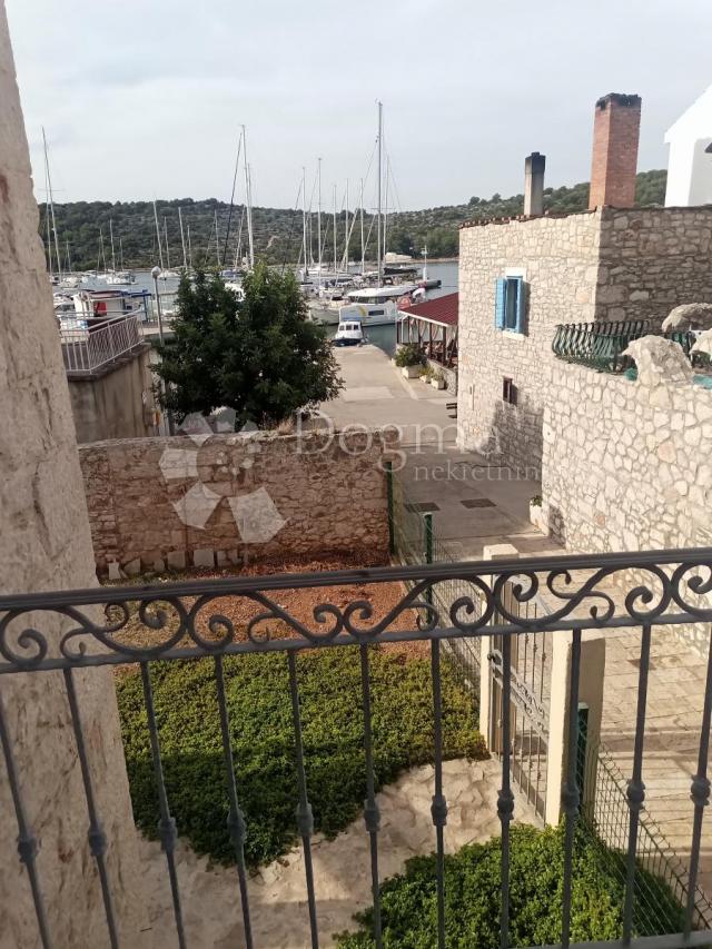 ŠIBENIK OTOK KAPRIJE - KAMENA VILA NA SAMOJ OBALI