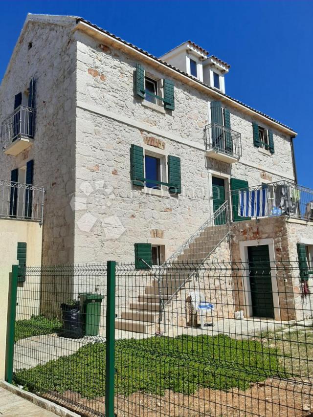 ŠIBENIK OTOK KAPRIJE - KAMENA VILA NA SAMOJ OBALI