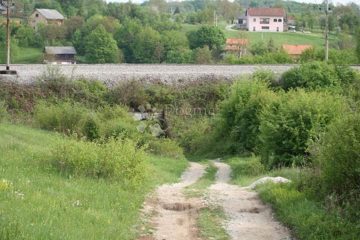 Velika parcela 200m od Mrežnice