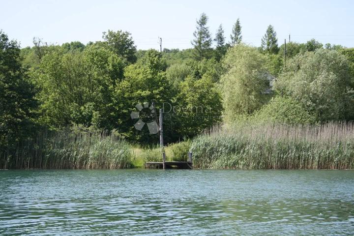 Velika parcela 200m od Mrežnice