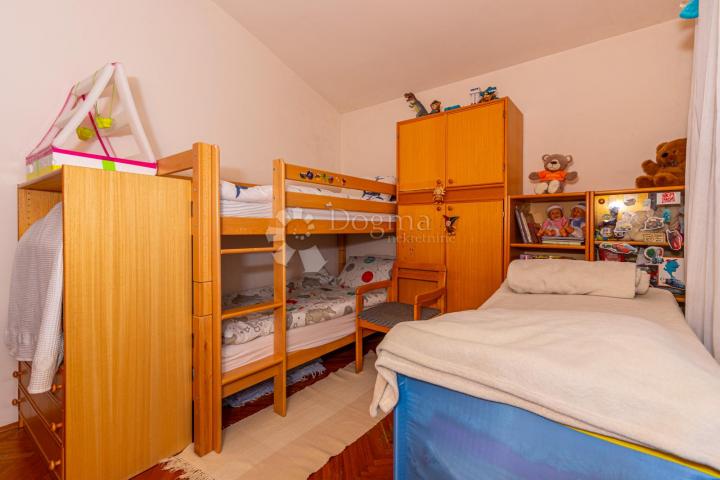 APARTMAN SA GALERIJOM I PREKRASNIM POGLEDOM NA MORE