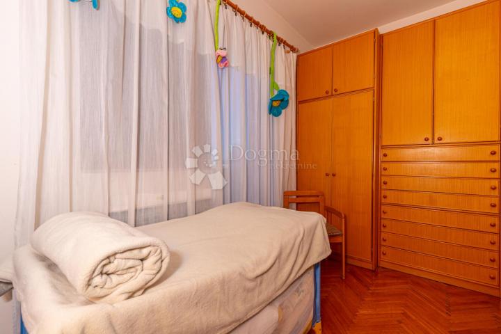 APARTMAN SA GALERIJOM I PREKRASNIM POGLEDOM NA MORE