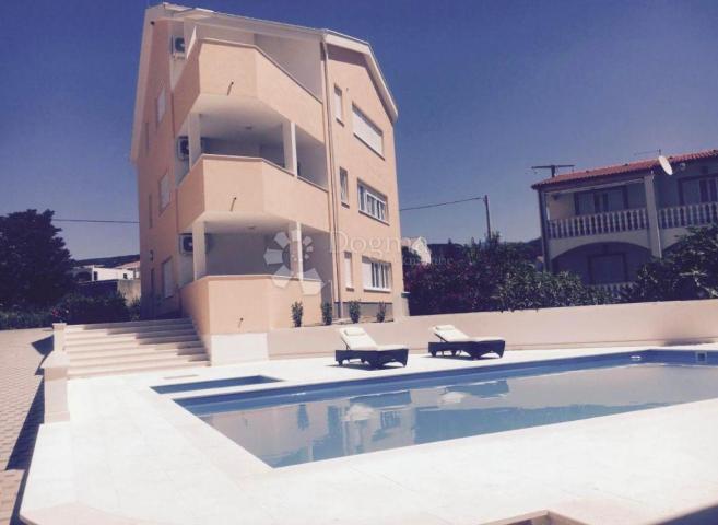 PRILIKA! Villa s 3 apartmana - 100m od mora