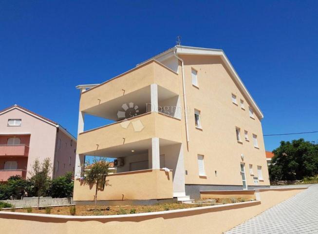 PRILIKA! Villa s 3 apartmana - 100m od mora