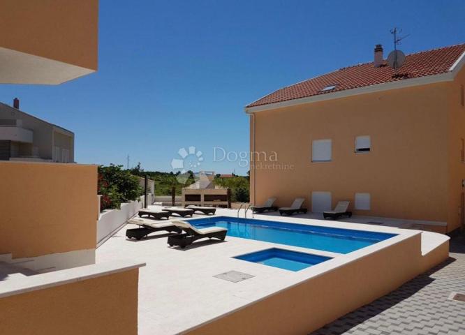 PRILIKA! Villa s 3 apartmana - 100m od mora