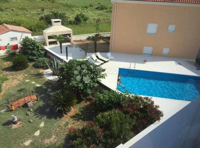 PRILIKA! Villa s 3 apartmana - 100m od mora