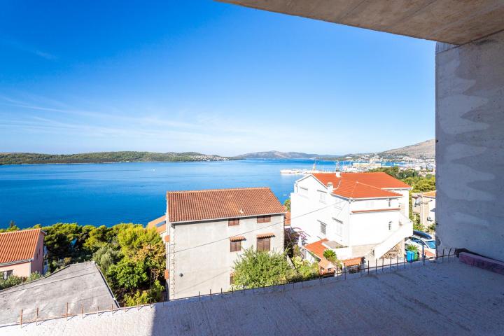 Trogir,  dvosoban penthouse s krovnom terasom 