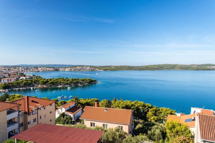 Trogir,  dvosoban penthouse s krovnom terasom 