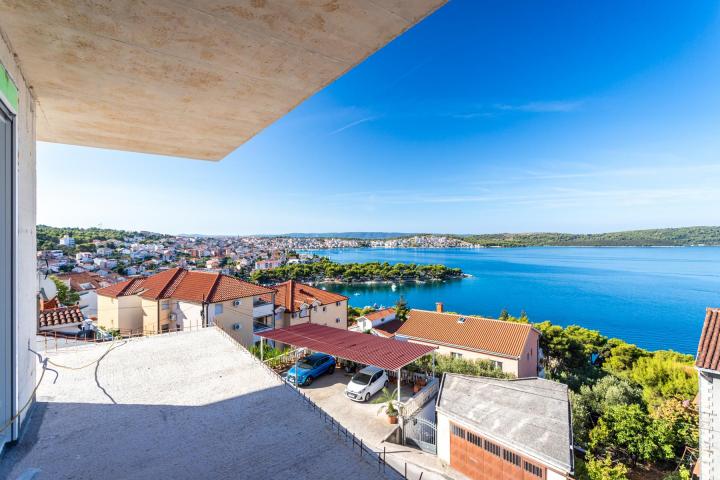 Trogir,  dvosoban penthouse s krovnom terasom 