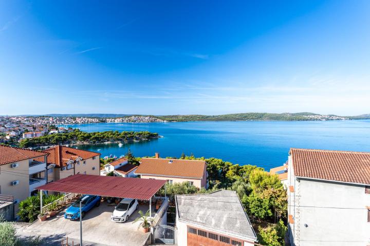 Trogir,  dvosoban penthouse s krovnom terasom 