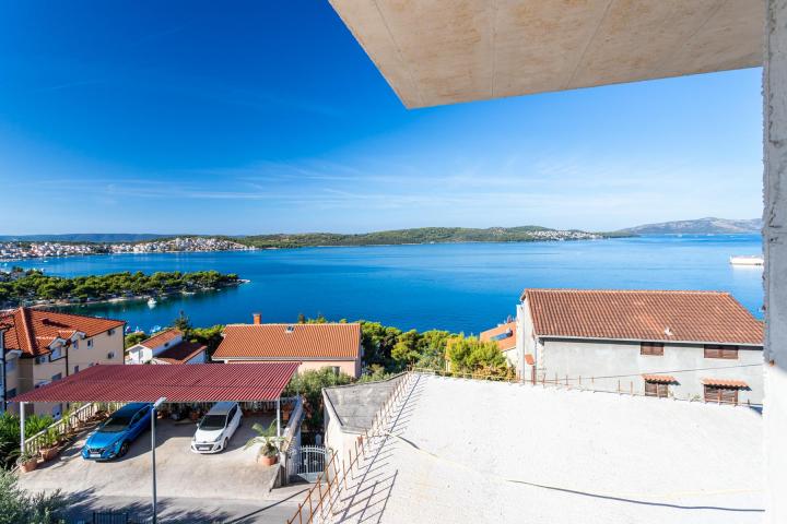 Trogir,  dvosoban penthouse s krovnom terasom 