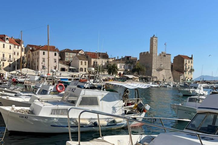 Vis, Komiža, atraktivno građevinsko zemljište s pogledom, 800 m2