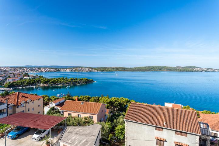 Trogir,  dvosoban stan s krovnom terasom i otvorenim pogledom