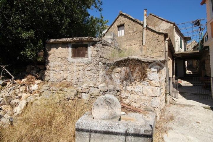 Klis, kamena kućica na velikoj parceli