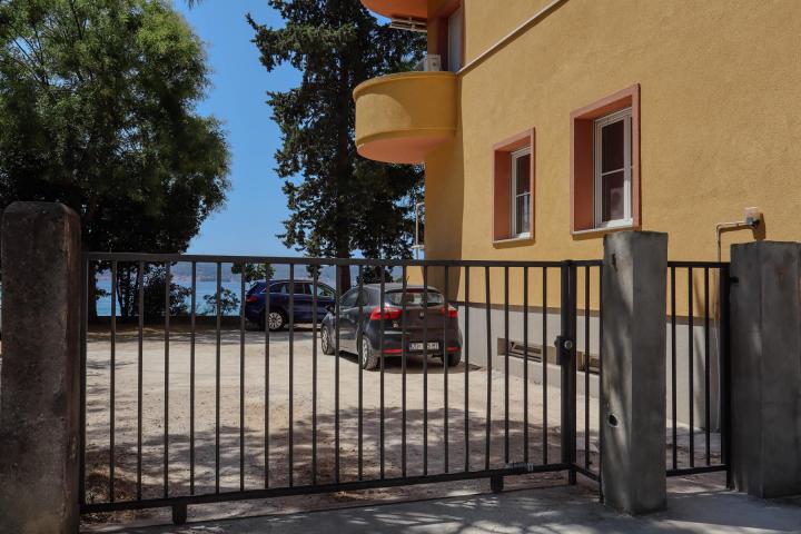 Zadar, Centar - Kolovare prekrasan stan prvi red do mora s garažom i parking mjestom NKP 135 m2