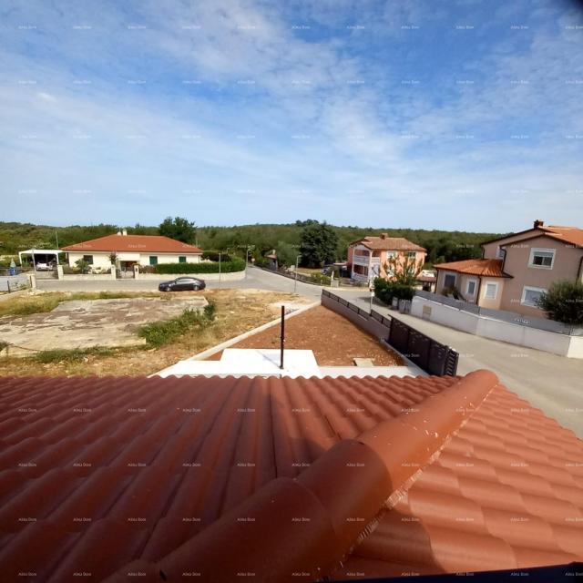 Haus Zum Verkauf steht ein schönes einstöckiges Haus mit Swimmingpool