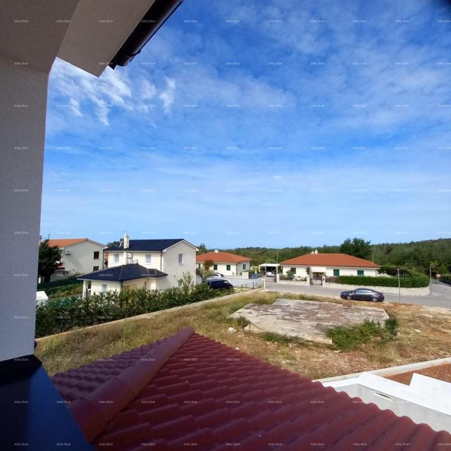 Haus Zum Verkauf steht ein schönes einstöckiges Haus mit Swimmingpool