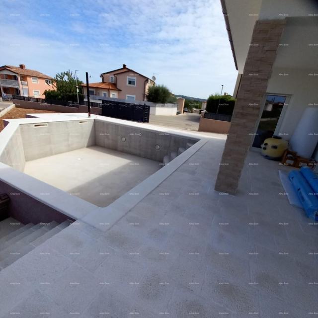 Haus Zum Verkauf steht ein schönes einstöckiges Haus mit Swimmingpool