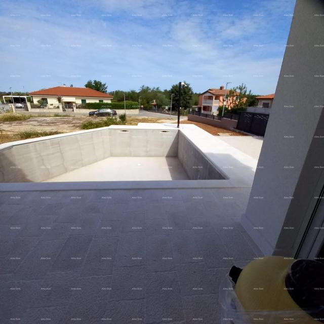 Haus Zum Verkauf steht ein schönes einstöckiges Haus mit Swimmingpool