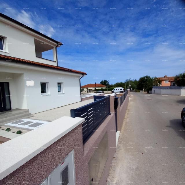 Haus Zum Verkauf steht ein schönes einstöckiges Haus mit Swimmingpool