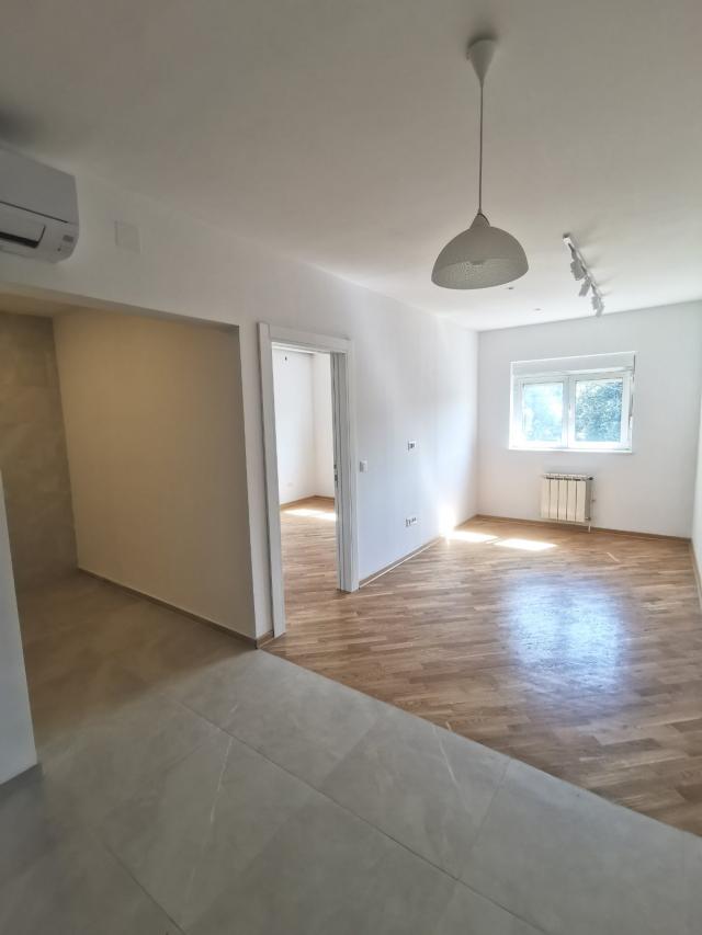 VRACAR JUZNI BULEVAR 40m2 , 149000e