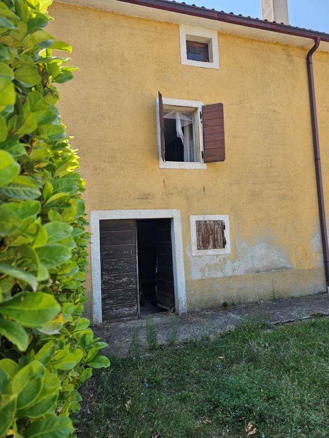 Kamena istarska kuća u okolici Brtonigle s pogledom na more