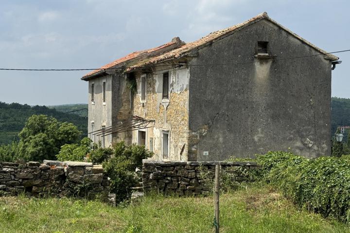 Istra, Oprtalj, Kamena kuća iz 12. stoljeća 