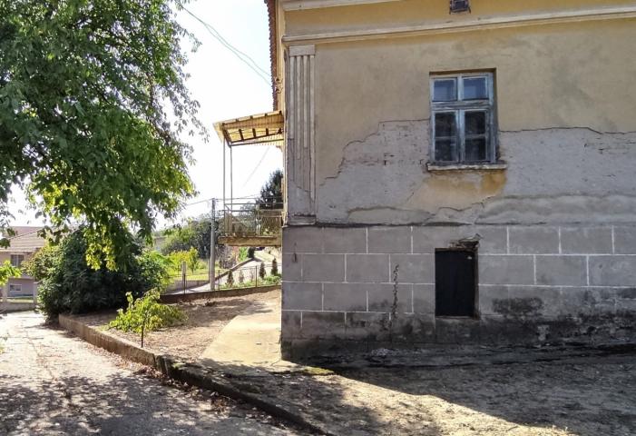 Vinča, uknjižena stara kuća sa pomoćnim zgradama na 73 ara .. 