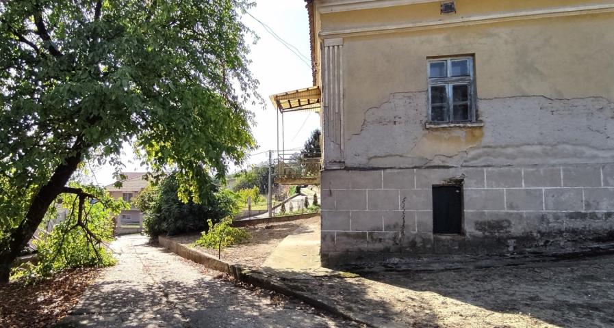 Vinča, uknjižena stara kuća sa pomoćnim zgradama na 73 ara .. 