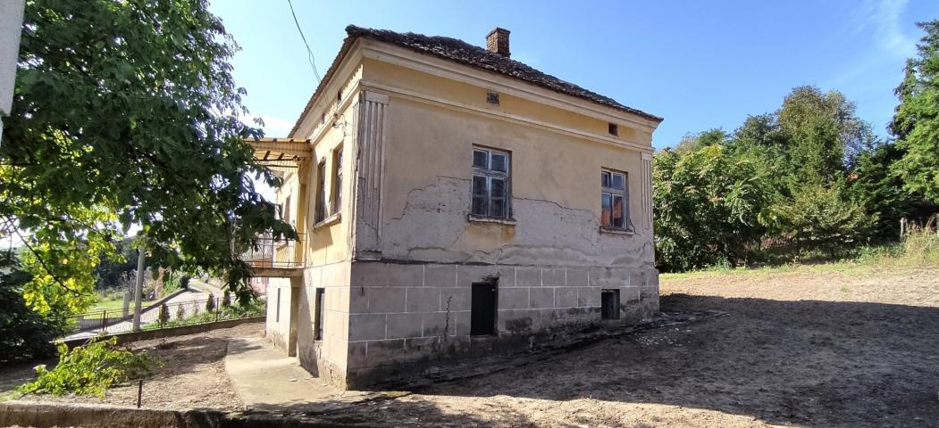 Vinča, zemljište sa starom kućom i pomoćnim zgradama na 73 ara .. 