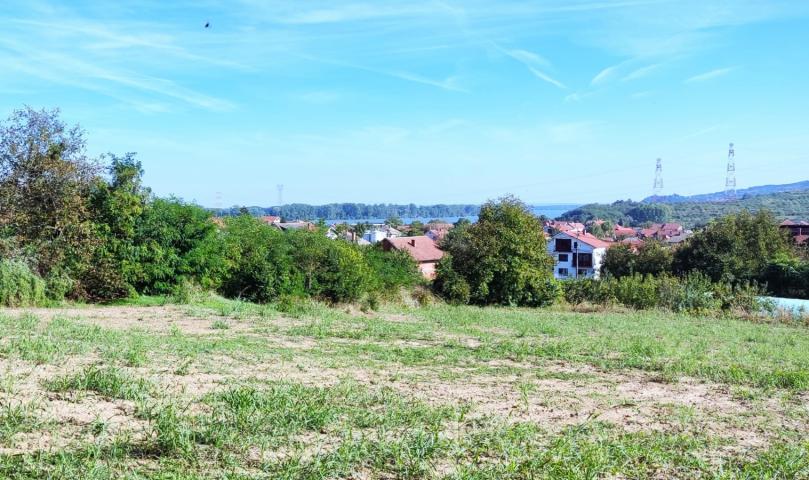 Vinča, uknjižena stara kuća sa pomoćnim zgradama na 73 ara .. 