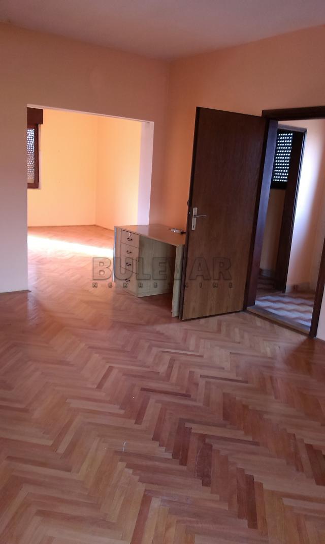 Kuća 470m2, Ohridsko naselje, plac 11. 85ari