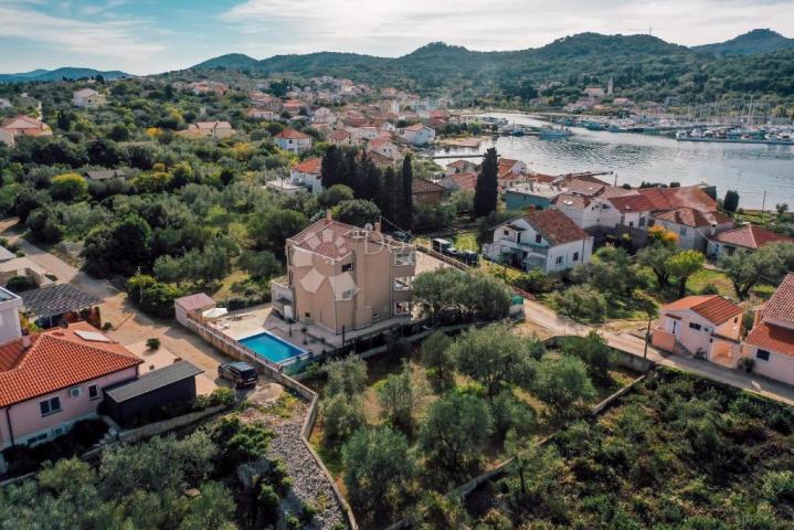 OTOK UGLJAN - KUĆA S BAZENOM I POGLEDOM NA MORE