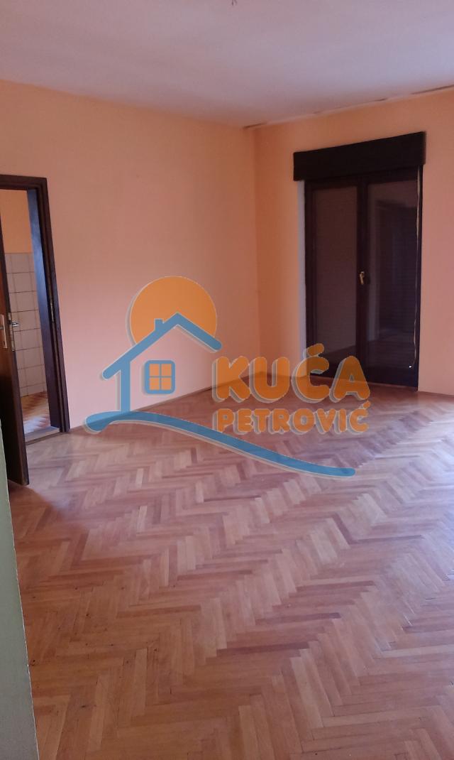 Kuća 470m2, Ohridsko naselje, plac 11. 85ari