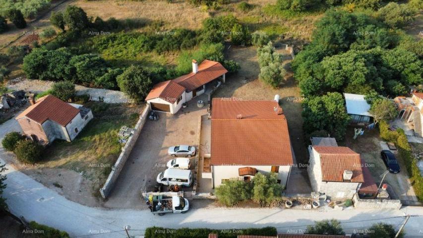 House House 420m2 with three apartments for sale, Umag