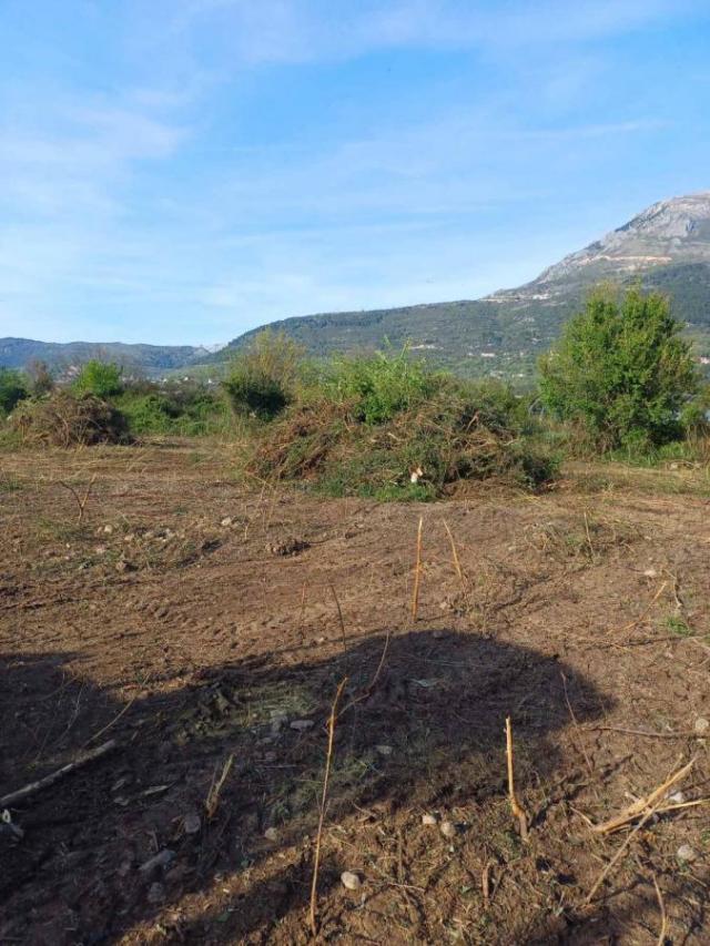 Urbanized Land of 2, 368 m2 with Building Permits in Sutvara, Kotor