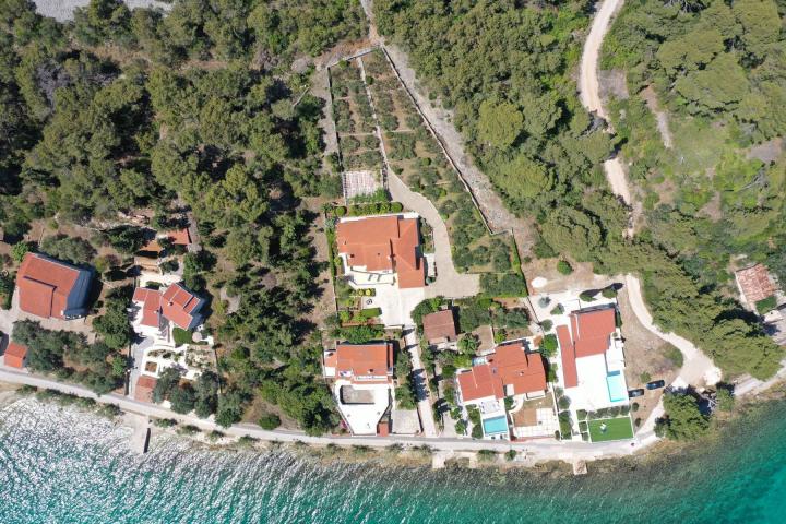 Zadar, Ugljan, jedinstvena kamena kuća uz more na parceli od 2200 m2